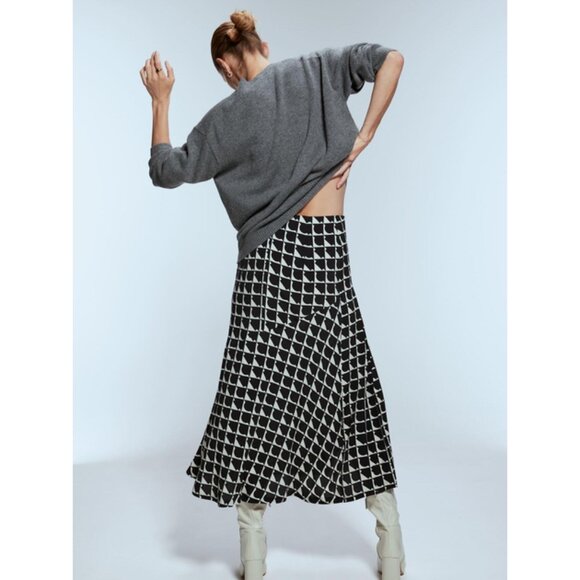 ZARA BLACK & CREAM GEOMETRIC PATTERN SLIT SKIRT, SIZE: XS, LIKE NEW - Picture 3 of 9